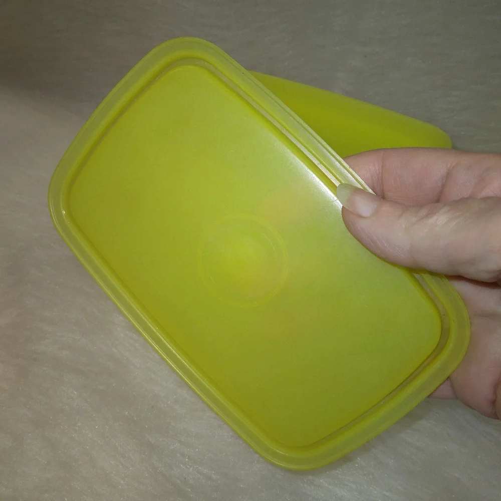TUPPERWARE Small rectangle storage 1243-3 with lid.